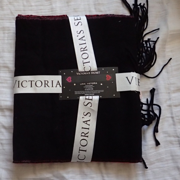 ❌SOLD❌ Victoria’s Secret Black Scarf - NWT - Picture 4 of 5